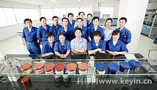 专注于新产品研究开发的杭华油墨技术团队.
